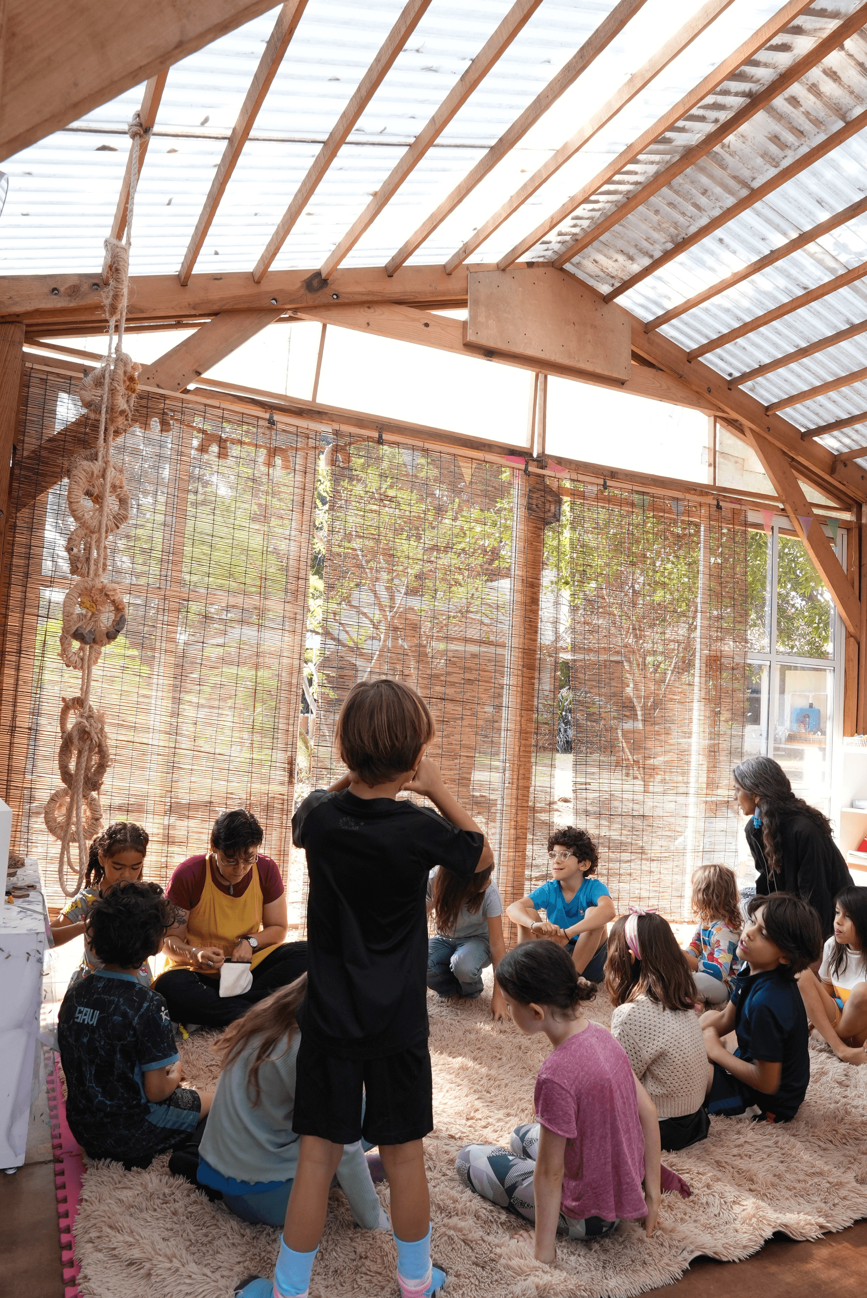 Niñas y niños en actividad comunitaria