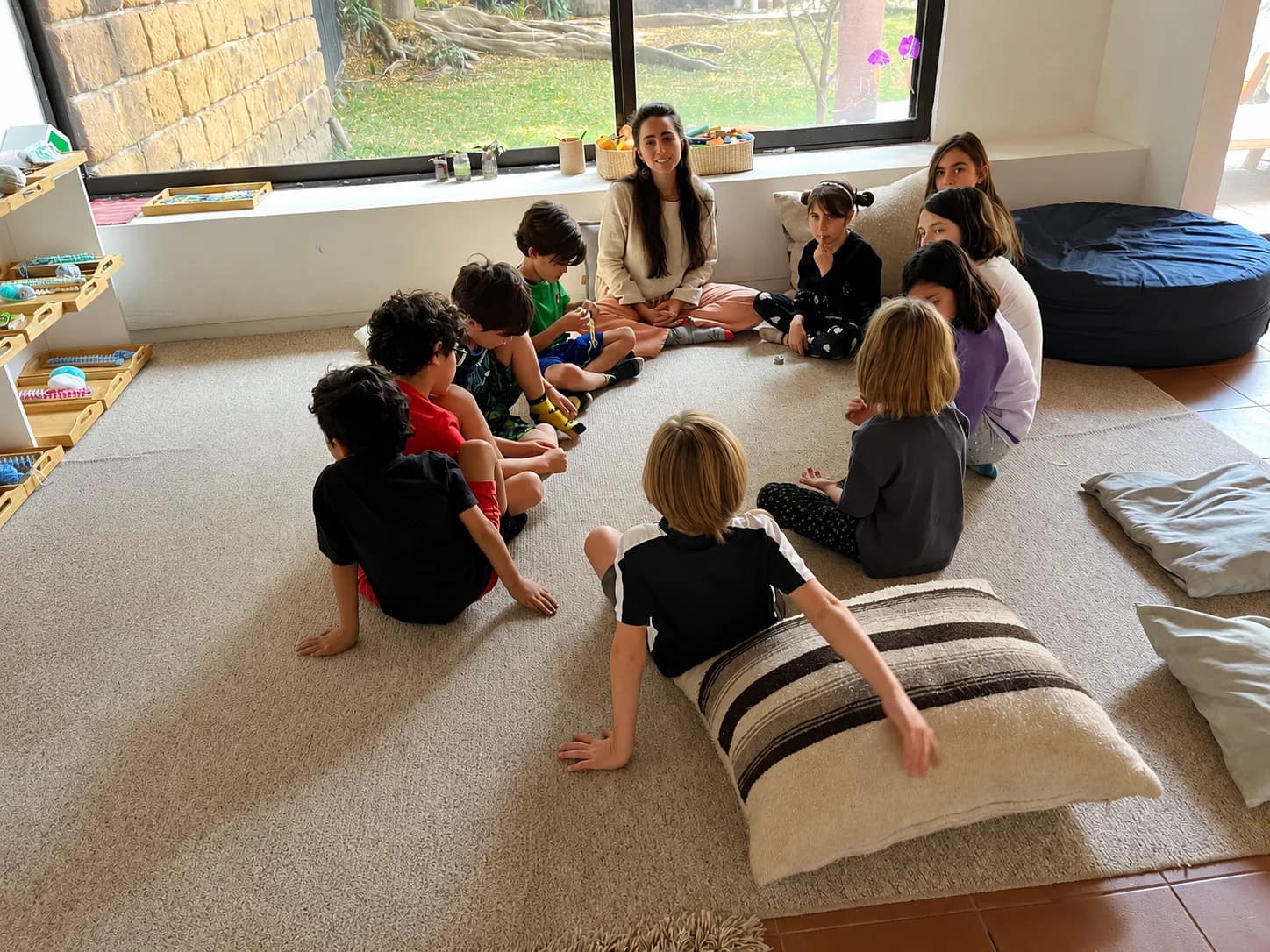 Niñas y niños en actividad comunitaria