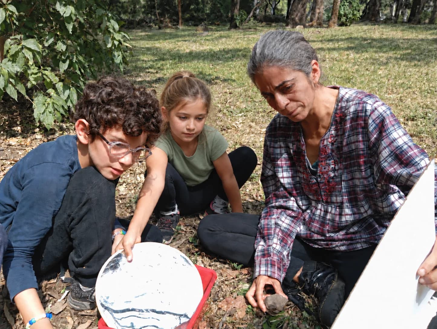 Niñas y niños en actividad comunitaria